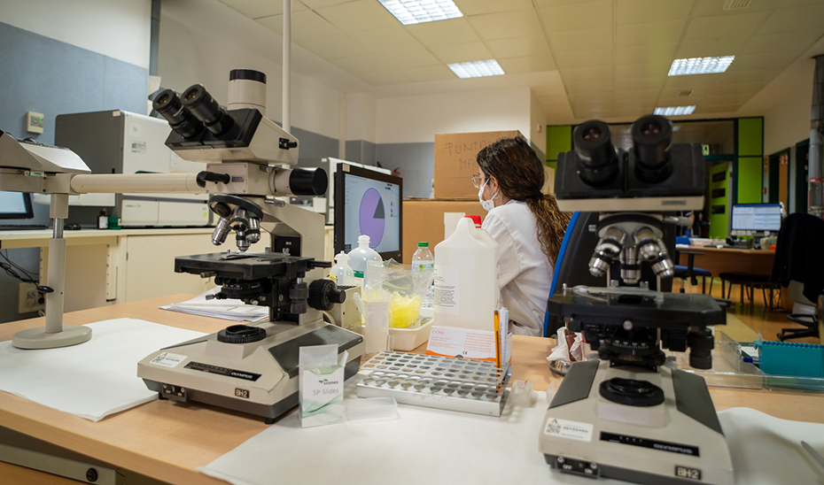 Investigadora en un laboratorio.